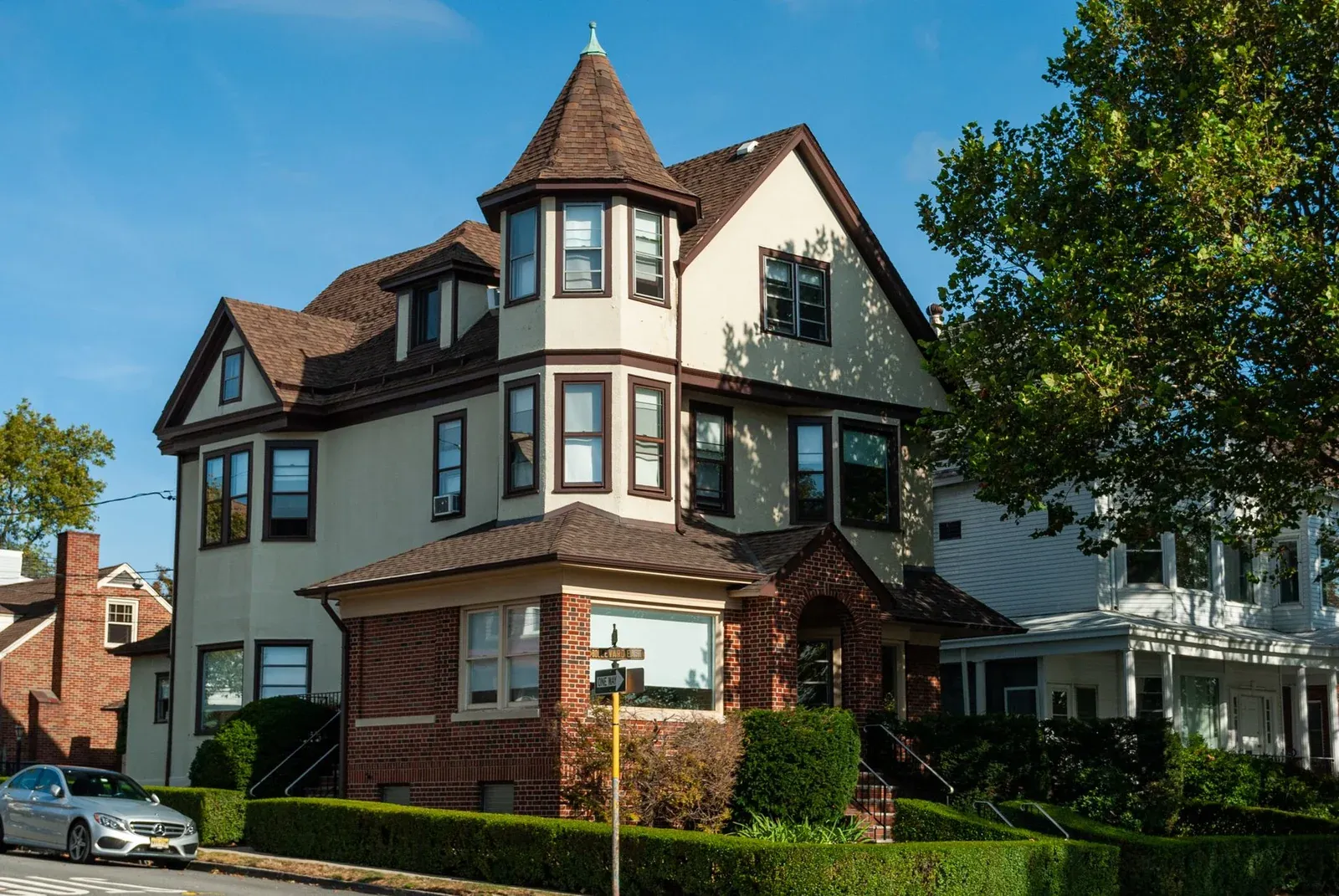 Movers carrying boxes into a home in Hackensack, New Jersey